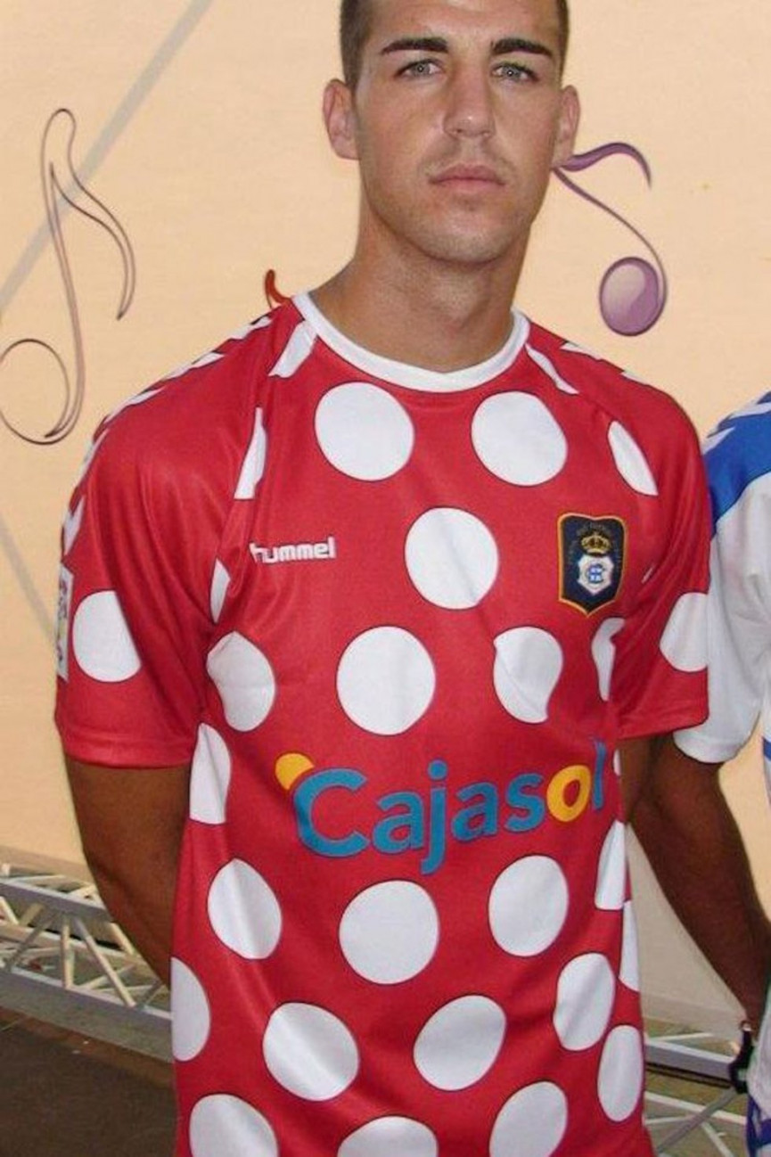 50-worst-football-kits-ever-41-1556697313-Zmxb-column-width-inline