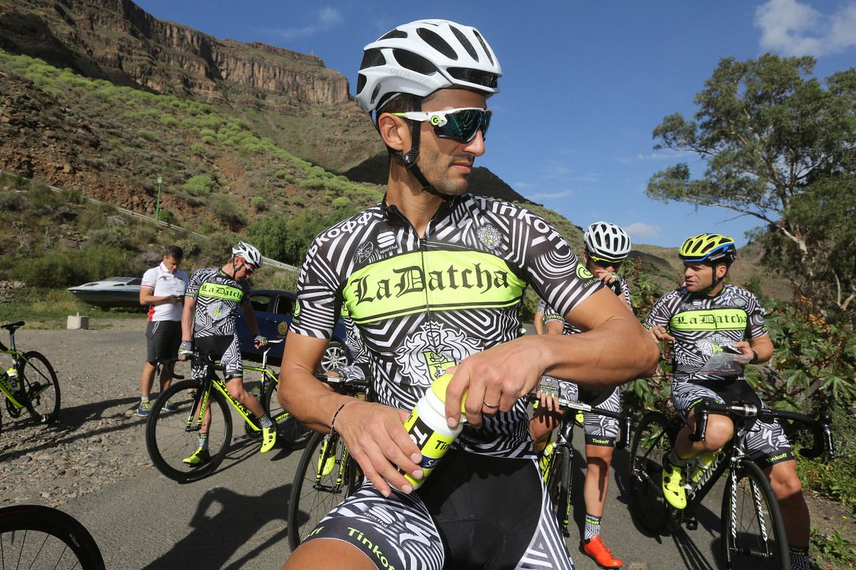 Daniele Bennati checking out the kit on his teammates