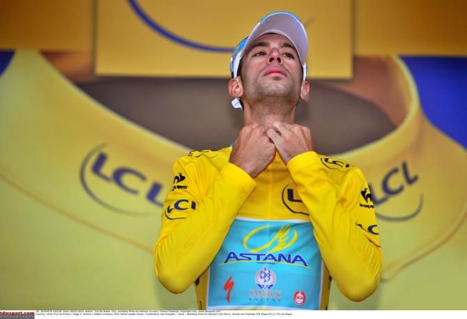 A clean looking Vincenzo Nibali in a fresh yellow jersey after the mud of stag e5