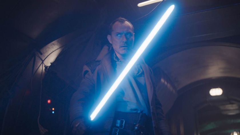 Jod Na Nawood holding a lightsaber