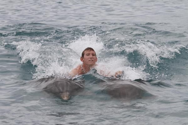 Bauke Mollema swims with the dolphins.