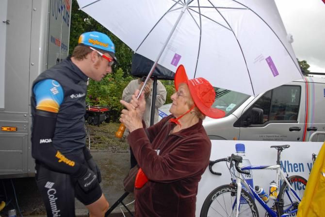 Bradley Wiggins (Team High Road) meets a fan before stage 3, 2008