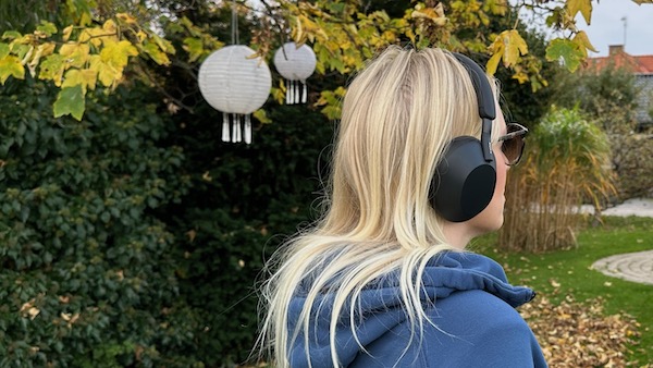 De brusreducerande hörlurarna Sony WH-1000XM5