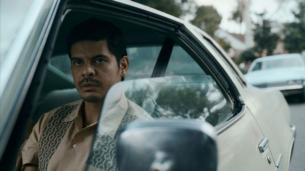 Chucho in Griselda sitting in a car in episode 4