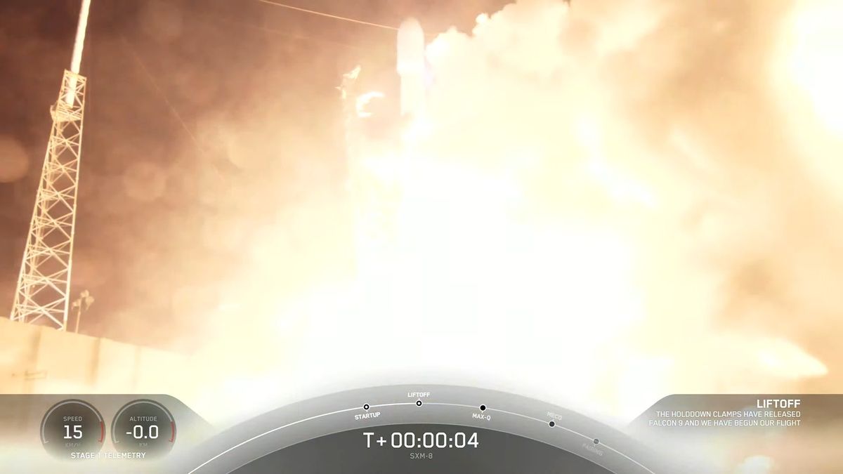 Raķete SpaceX palaiž digitālo radio satelītu Sirius XM, kas noved pie nakts nosēšanās jūrā