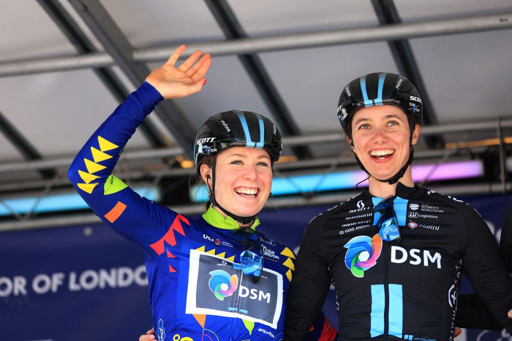 Charlotte Kool (Team DSM) in the RideLondon blue leader&#039;s jersey and teammate Pfeiffer Georgi