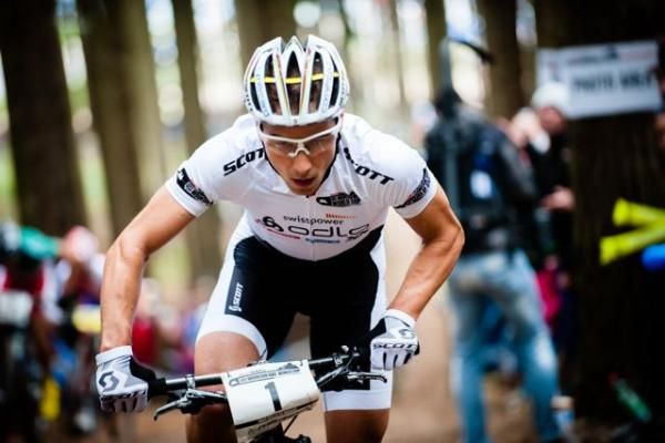 Nino Schurter (Scott Swisspower) races uphill