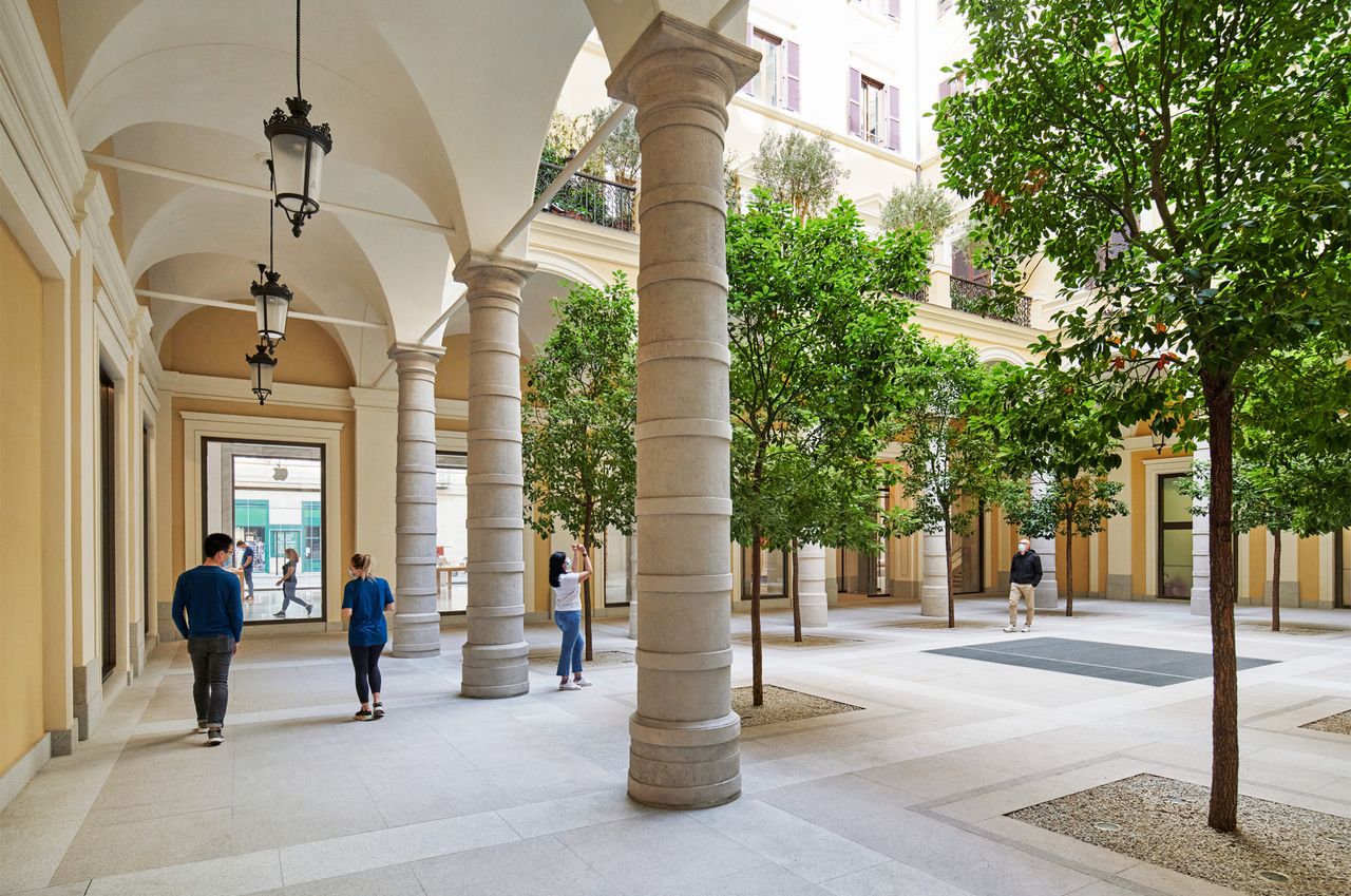 Apple Via Del Corso Opens In Rome Exterior Team Members Walking