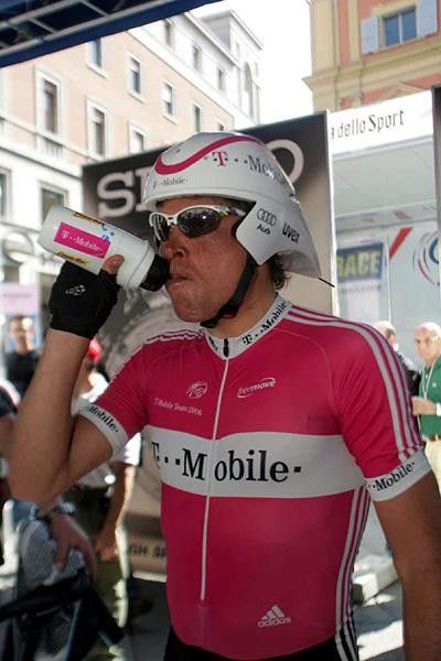 Jan Ullrich (T-Mobile) takes a drink