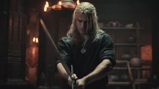 Geralt, interpretado por Henry Cavill, se prepara para la batalla en la temporada 2 de The Witcher