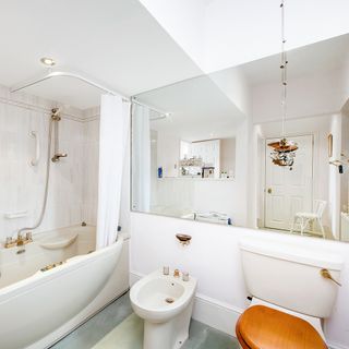 bathroom with big miror & bath tub