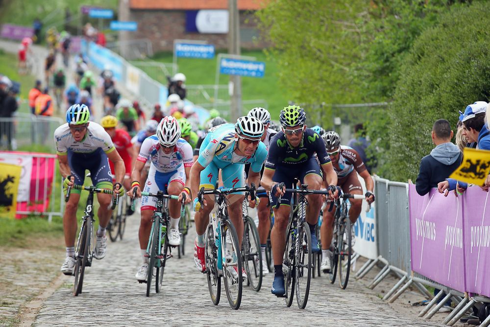 The peloton climbs the Paterberg in 2014.