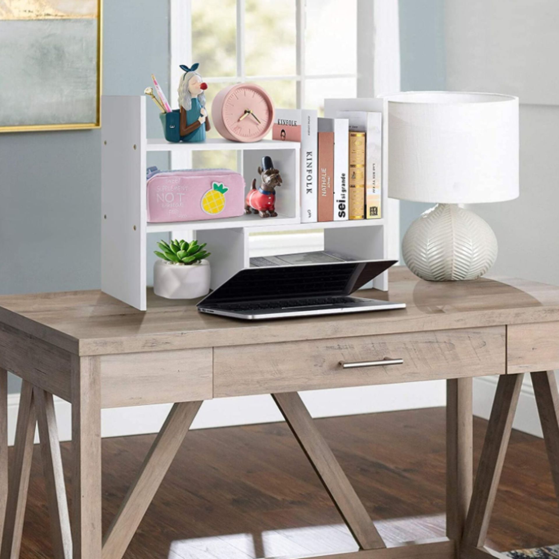 Penyelenggara rak meja kayu di atas meja