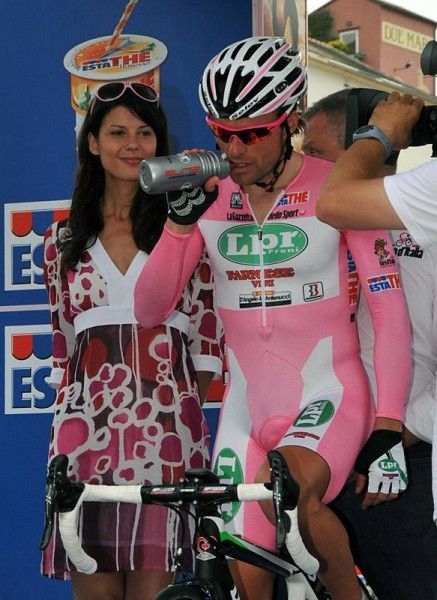 Danilo Di Luca (LPR Brakes) takes one last drink of water before embarking on his time trial.