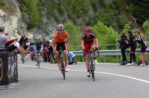 Jon Izagirre (Euskaltel-Euskadi) and Mathias Frank (BMC) attack the break.