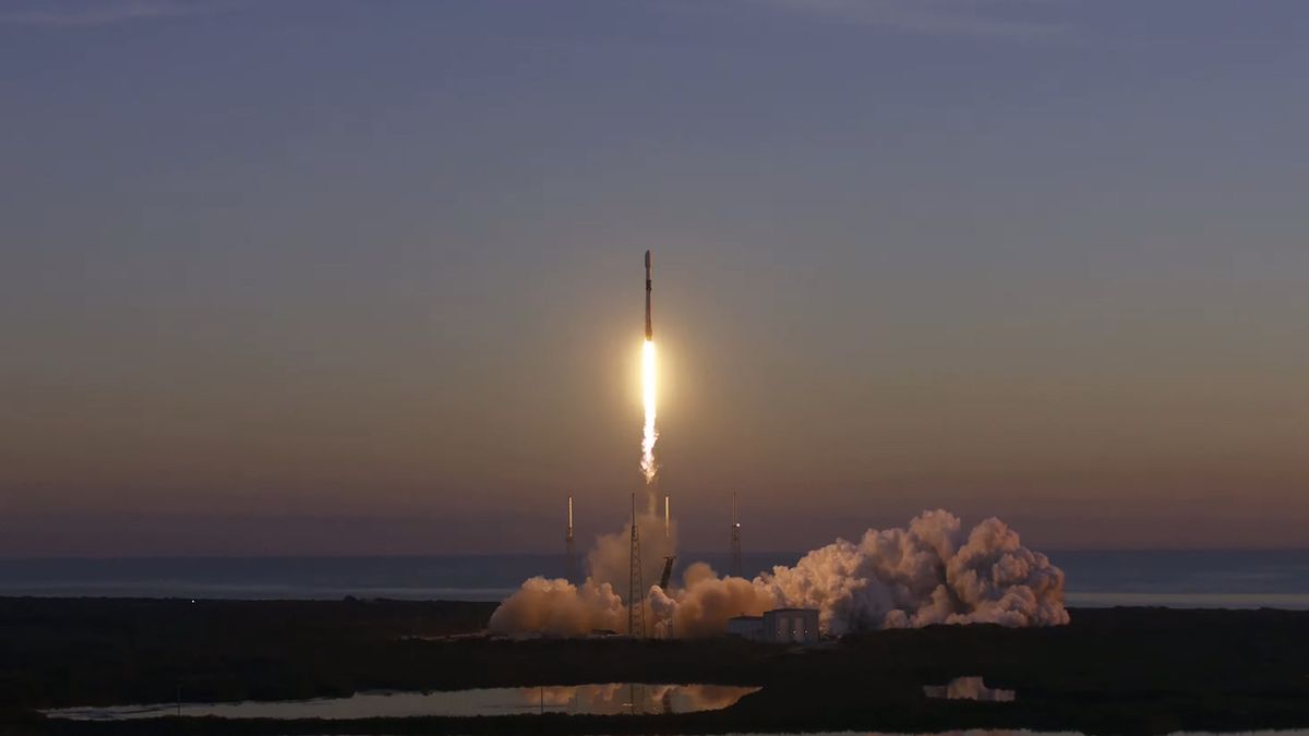 СпацеКс лансира напредни сателит Глобал Поситионинг Систем (ГПС) за свемирске снаге САД и слеће