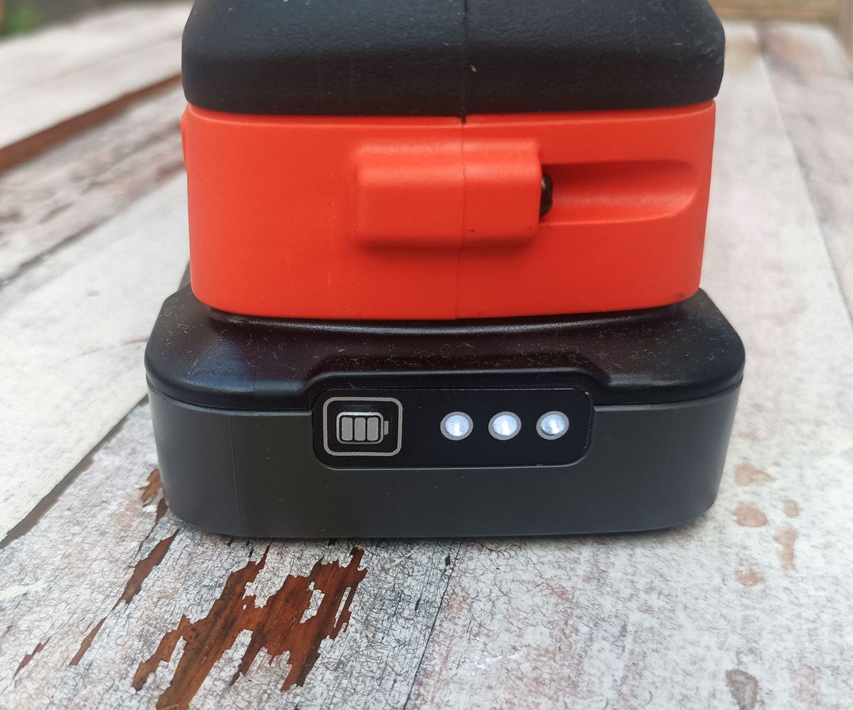 Close up of Black &amp; Decker BLD783 battery level indicators