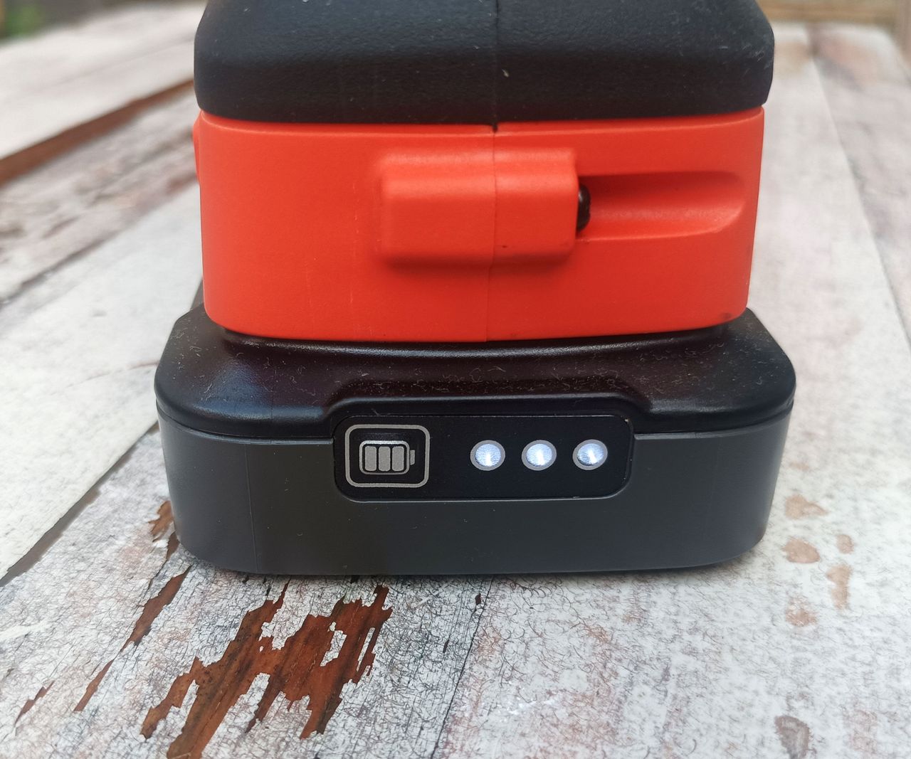 Close up of Black &amp; Decker BLD783 battery level indicators