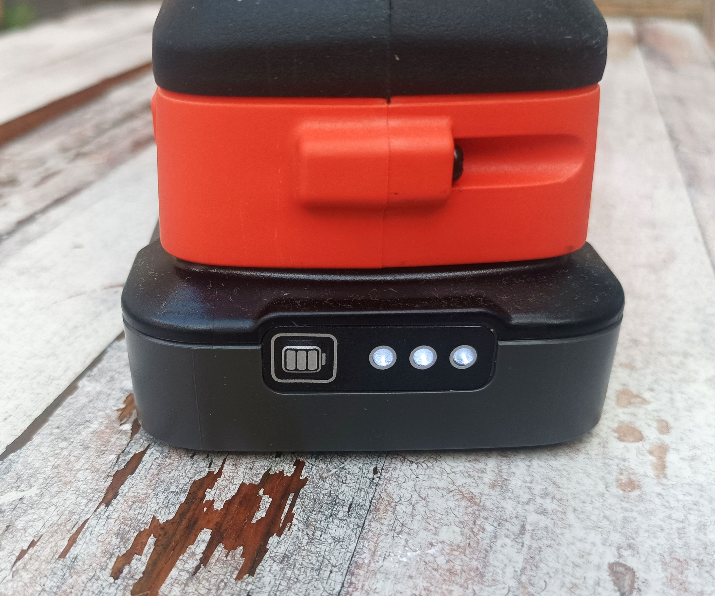 Close up of Black &amp;amp; Decker BLD783 battery level indicators