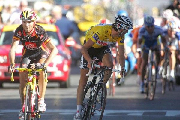 Schleck checks the position of Evans.