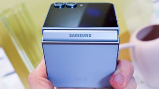 [Sous embargo] une photo du Samsung Galaxy Z Flip 6 en bleu