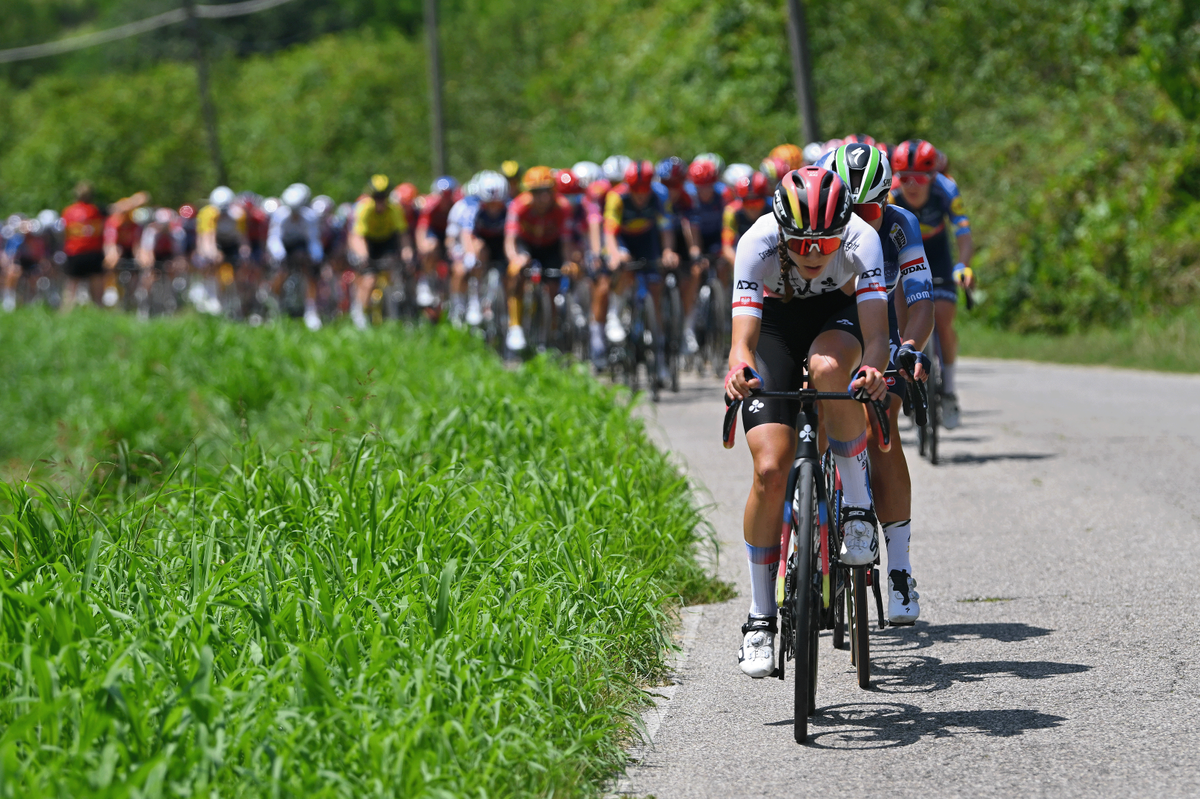 Dominika Włodarczyk leads the peloton