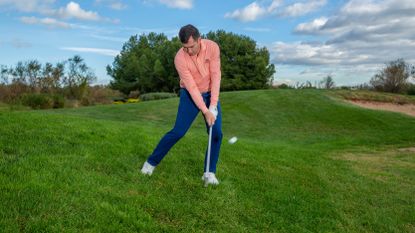 Tips on how to chip from a downhill lie 