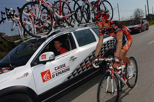 Caisse d'Epargne team managers talk to one of their riders during the final stage.