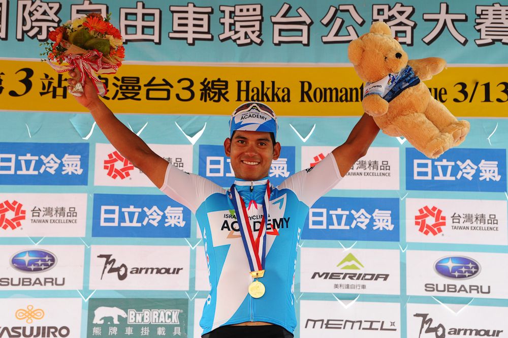 Edwin Avila (Israel Cycling Academy) on the podium after winning stage 3 at Tour de Taiwan