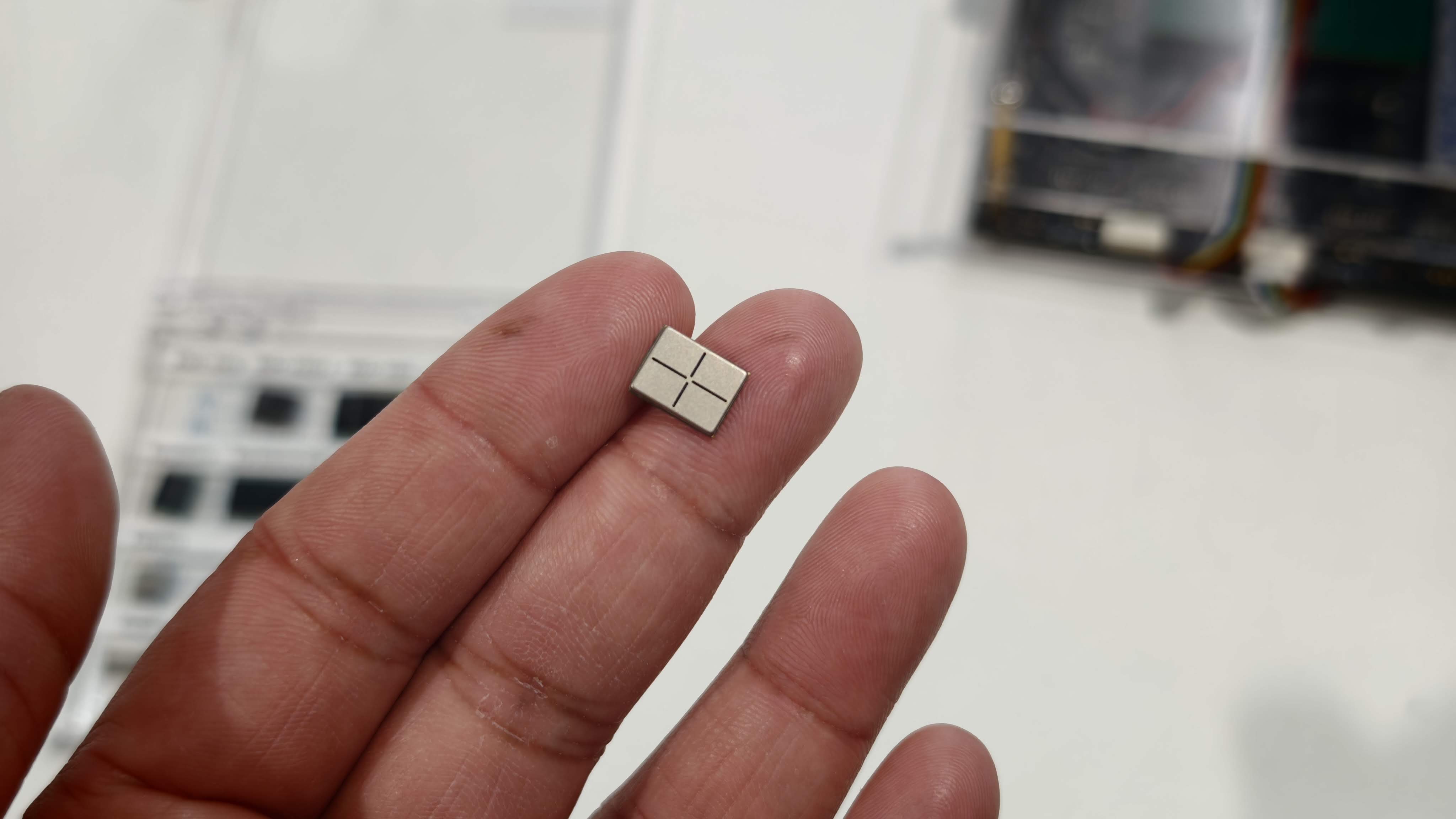 xMEMS XMC-2400 active cooling solution demo