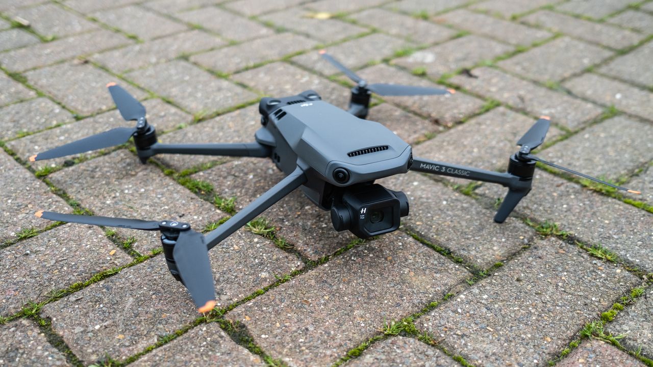 DJI Mavic 3 Classic_Drone open side angle