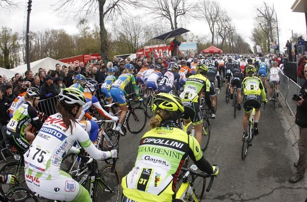 The women's Fleche Wallonne peloton gets underway from Huy