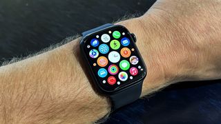En Apple Watch 8 runt en persons handled som visar en appmeny på urtavlan.