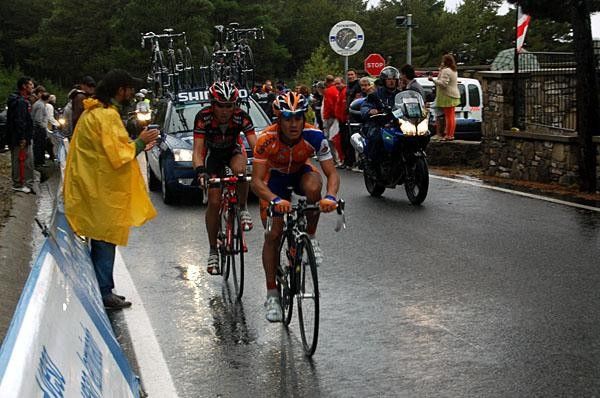 Mauricio Ardila Cano (Rabobank) leads David Arroyo (Caisse d'Epargne) on the easier part of the climb.