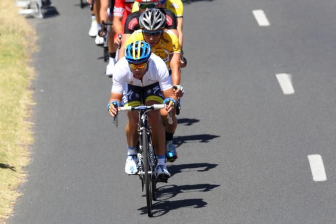 Jonathan Cantwell leads team-mate and race leader, Caleb Ewan (BikeBug)
