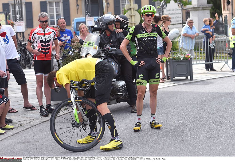 Dan Martin (Cannondale-Garmin) gets a wheel change