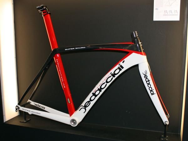 Dedacciai's Super Scuro sports striking lines, high-modulus carbon fibres, nanotube-reinforced resins, a tapered front end, and internal cable routing. Claimed frame weight is just 990g for a medium size.