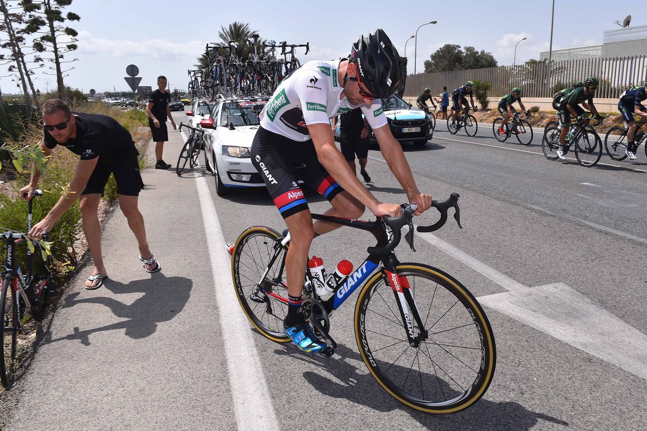 Tom Dumoulin gets going after a minor spill on Stage 9 of the Vuelta a Espa&ntilde;a