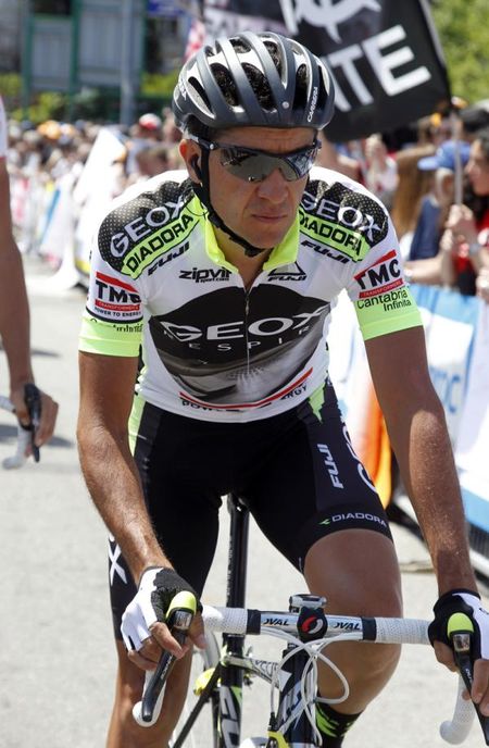 Carlos Sastre (Geox-TMC) comes over the line