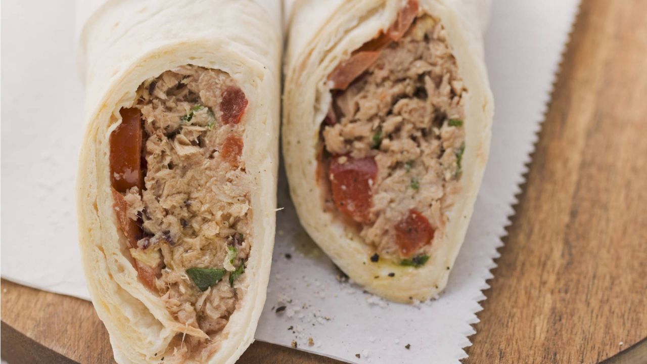 Tuna and lemon mayonnaise wraps