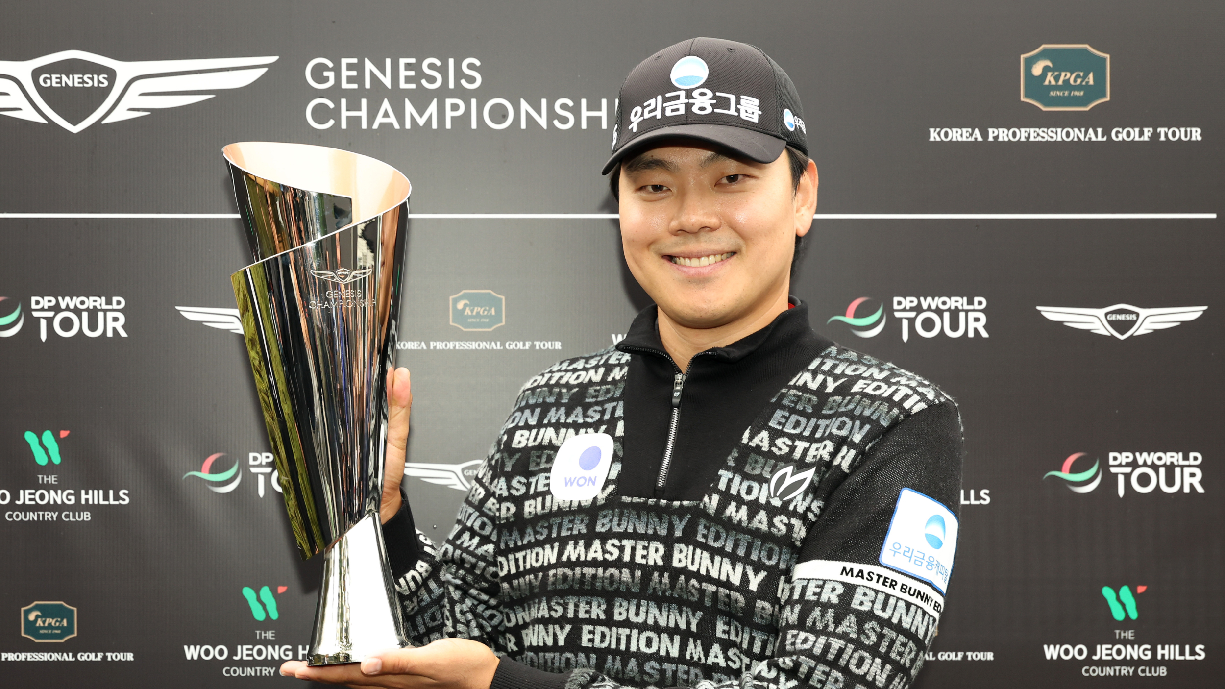 Junghwan Lee with the Genesis Championship trophy