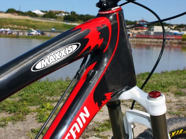 The installed Fox fork has a straight 1 1/8" steerer but the head tube looks sized for a tapered unit.