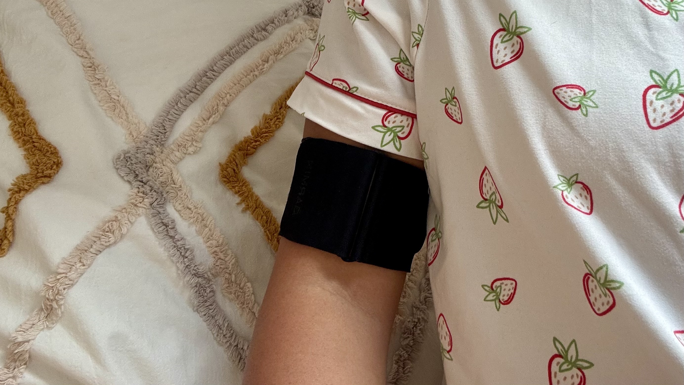 Garmin Index Sleep Monitor unboxing and on woman's arm