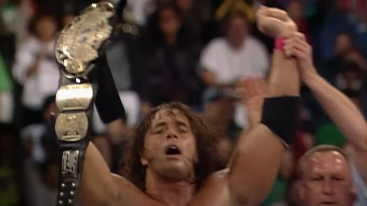 Bret Hart sosteniendo el campeonato de la WWE después de vencer a Ric Flair