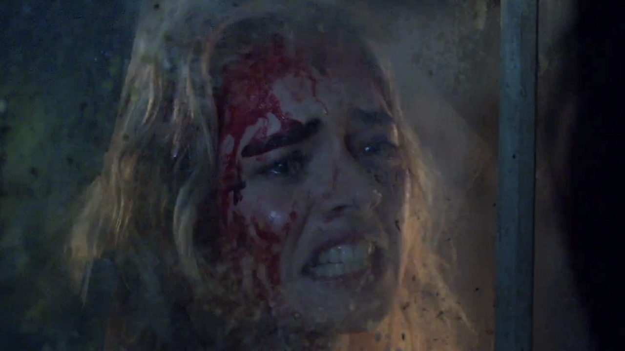 『アッシュ対アッシュ』でヘザーが血まみれになり、汚れた窓越しにアッシュに話しかけるシーン。死霊のはらわた シーズン 1 最終回