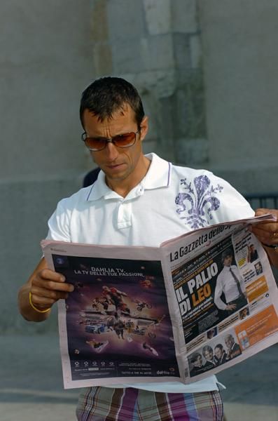 Former world champion Maurizio Fondriest catches up on some reading.