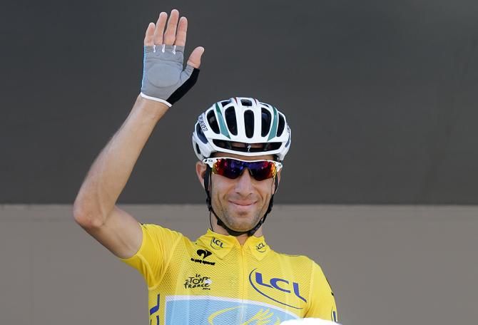 Nibali waves to the crowds