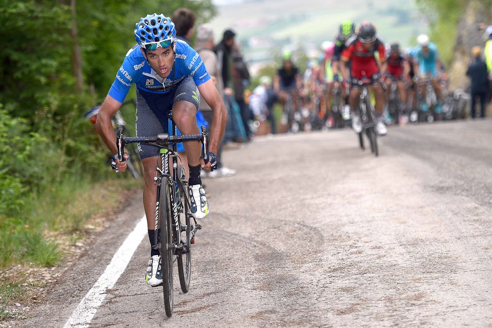 Be&ntilde;at Intxausti (Movistar) puts in a late-race attack.