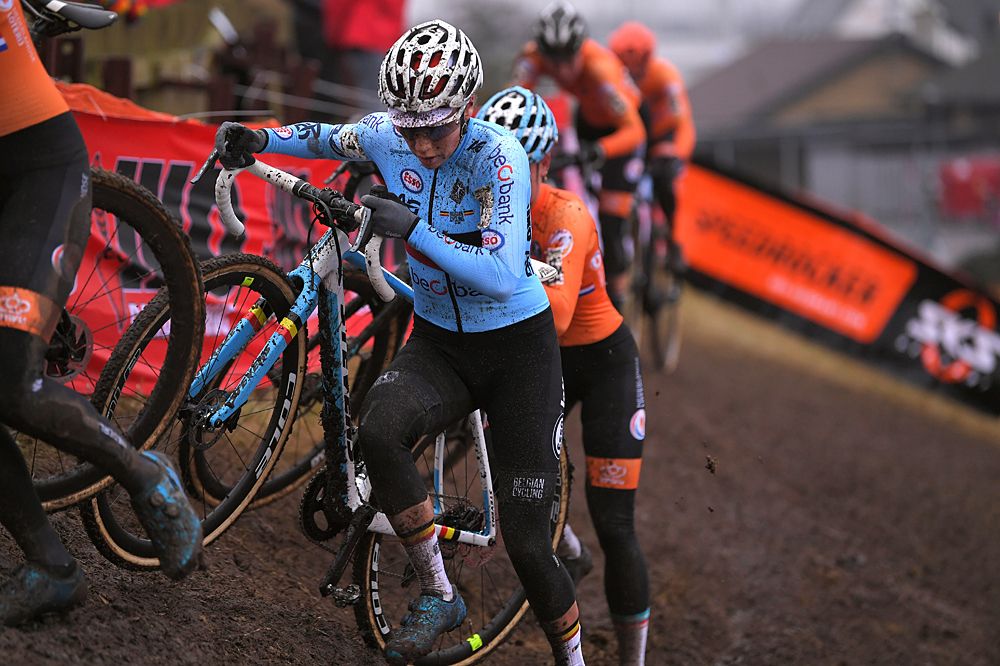 Sanne Cant (Belgium) leads a group of Dutch racers at at UCI Cyclo-cross World Championships in Bogense