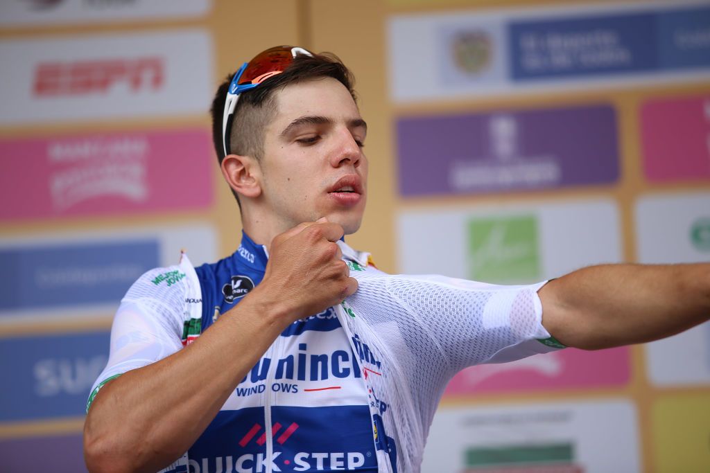 Alvaro Hodeg (Deceuninck-Quickstep) dons the best young rider's jersey
